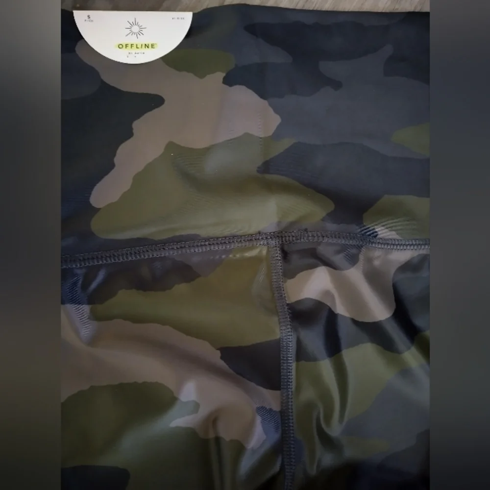 AERIE OFFLINE "REAL ME" CAMO LEGGINGS - Picture 5 of 6